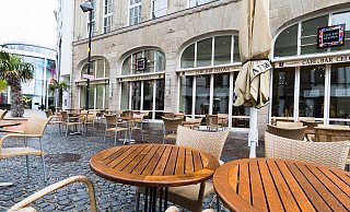 Der Außenbereich vom Café und Bar Celona blieb in diesem Sommer oft menschenleer. Zu häufig regnete es in Strömen. - Archivfoto: Lena Henning