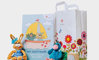 Die Libori-Charity-Tasche für Kinder enthält Pfau und Häsin, ein Malbuch sowie einen Stempel. - BESIM MAZHIQI