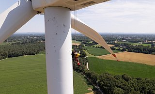 Das Gespann hängt in 110 Metern Höhe. - Berufsfeuerwehr Gütersloh