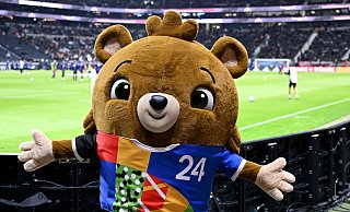 Bär Albärt ist das offizielle Maskottchen der Fußball-EM 2024. - Arne Dedert/dpa