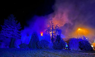 Ein Feuerwehrmann beobachtet den Brand vom angrenzenden Feld aus. - Charlotte Mahncke