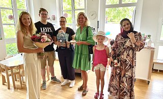 Marlen Karthaus (l.), Leiterin der Kita freut sich über die vielen interessierten Familien und Gratulanten. - Carola Drabon