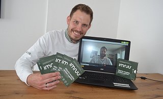 Patrick Maiwald (l.) und Marco Bühlmann bieten mit ihren Waschstreifen eine Alternative zu herkömmlichem Waschmittel. - Peter Heidbrink