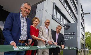 Uni-Rektor Gerhard Sagerer (v.l.), Dekanin Claudia Hornberg, Uni-Kanzler Stephan Becker und Bürgermeister Andreas Rüther schneiden das Band zur Eröffnung durch. - Mike-Dennis Müller / www.mdm.photo