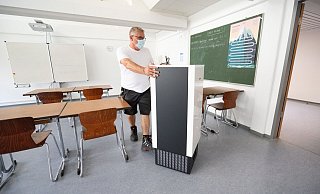 Mobile Luftfilter wie dieser können in Klassenräumen verhindern helfen, dass sich Coronaviren verbreiten. Die Stadt Bielefeld setzt auf andere Lösungen. - picture alliance/dpa
