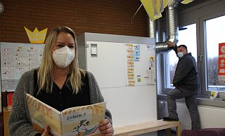 Kristina Friedrich, Lehrerin an der Grundschule Brake, freut sich über die neue Luftfilteranlage im Klassenraum. Sie ist magnetisch, kann so auch als Pinnwand genutzt werden. Hausmeister Christopher Perry zeigt, wo Zu- und Abluft sowie Kondensat fließen. - Ivonne Michel