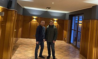 Alexandr Poel (l.) und Artur Hils präsentieren ihren besenreinen Gastraum. In vierzehn Tagen ist Eröffnung. - Heimo Stefula