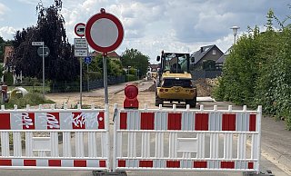 Am Offelter Weg gab es in den vergangenen Wochen Arbeiten an den Wasserleitungen und der Kanalquerung. Die Straße ist jetzt wieder provisorisch befahrbar. Für kommendes Jahr ist dann der Ausbau des Abschnittes von der Straße Am Osttor bis Bremer Straße geplant. Hier wird es noch eine Anwohnerversammlung geben. - Sandra Spieker