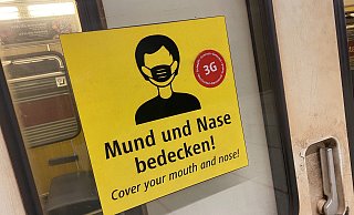 Die Maskenpflicht soll in einigen Bereichen bestehen bleiben. - picture alliance / SvenSimon