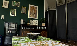 Das Studio: Die Kunst an der Wand stammt von Celine Kitta. Im Vordergrund liegen ihre sogenannte "Wanna-Dos", also kleinere, fertige Motive, aus denen Kunden auch spontan auswählen können. - Danielle Dörsing