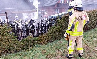 In der Höxteraner Ortschaft Albaxen griffen die Flammen auf eine Hecke über. - Feuerwehr Höxter