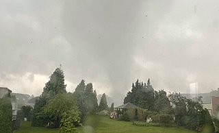 Das Bild zeigt den Tornado vom Altensenner Weg aus, fotografiert von Joel Gößling, am 20. Mai. - Joel Gößling