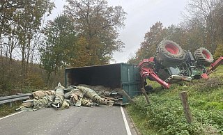 Mehrere Stunden lang blockierte der Traktor die Kreisstraße zwischen Weiberg und Hegensdorf. - Polizei Paderborn
