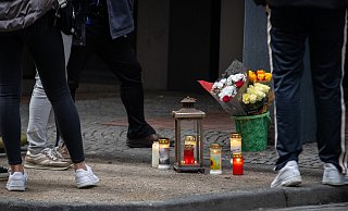 Am Tatort in der Paderborner Marienstraße gedenken Menschen des Getöteten mit Blumen und Kerzen. - Niklas Tüns