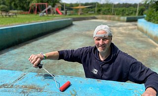 Damit der Pool zu Beginn der Saison 2025 wieder in neuem Glanz erstrahlt, ist eine Sanierung erforderlich. Olaf Köhler und die Mitglieder des Fördervereins Wapelbad haben dafür eine Crowdfunding-Aktion gestartet. - Christian Bröder