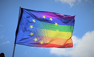 Die kombinierte Europa- und Regenbogenflagge flattert über einem Hausdach in Nieheim im Wind. Auch der Kreis Höxter hat am Sonntag gewählt - vielfarbig. - David Schellenberg