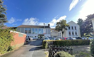 In der Vergangenheit waren der Sanierungsbedarf und der Platzmangel in der Geschwister-Scholl-Realschule an der Wiesestraße in Herford schon häufig Thema. Auch eine Sanierung im Bestand wurde geprüft. Aber nun haben die Planungen für einen Neubau an der Gaußstraße begonnen. - Natalie Gottwald