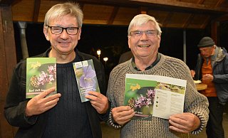 Insektenspezialist Hans Dudler (l.) und Gärtner Ulrich Käthner halten Broschüren in den Händen, in denen aufgezeigt wird, welche Alternativen es zu Schottergärten gibt. - Karin Prignitz