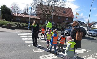 Beim Verkehrstraining mit der Paderborner Polizei üben die Kids aus der Kita, den sicheren Weg zur Schule, der für sie nach den Sommerferien bevorsteht. - Kreispolizeibehörde Paderborn