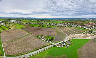 Auf diesem Bild aus der Luft ist die Baustelle im Bereich der Brücke an der Milser Straße zu sehen. Nach rechts führt die Trasse weiter in Richtung Herforder Straße. - Mike-Dennis Müller / www.mdm.photo