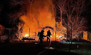 Feuerwehrleute vor dem brennenden Gartenhaus. - Feuerwehr Herford