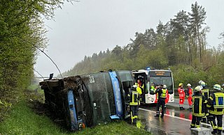 Der Reisebus aus Harsewinkel ist am Sonntagmorgen auf der Autobahn 45 im Sauerland umgestürzt. - dpa