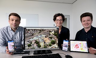 Sonja Boxhammer (Amtsleiterin Katasteramt) präsentiert zusammen mit Tobias Hanke (Abteilungsleitung Bereitstellung von Geodaten) (l.) und Daniel Hüffmeier (Abteilung Bereitstellung von Geodaten) das neue Geo-Portal des Kreises Herford. - Frank-Michael Kiel-Steinkamp