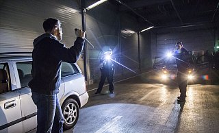 Polizisten stellen mit gezückten Schusswaffen einen Mann mit einem Messer in der Hand. Es ist eine der gefährlichsten Situationen im Polizeialltag. - Symbolfoto: Jochen Tack / imageBROKER