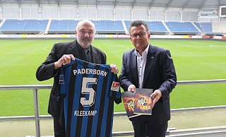 Der fünfte Fall von Kommissar Jürgen Kleekamp, dessen Name auf dem SCP-Trikot prangt, spielt unter anderem im Stadion des SC Paderborn. SCP-Geschäftsführer Martin Hornberger (r.) unterstützte Autor Joachim H. Peters dafür bei der Recherche. - Sven Hauhart