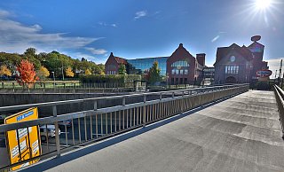 Über die Brücke über den OWD-Zubringer geht es bis vor die Tore von Dr. Oetker. - Oliver Krato
