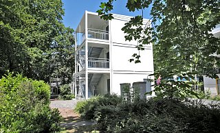 Die freie Sicht aufs Ravensberger Gymnasium ist derzeit von Schulcontainern versperrt. - FRANK-MICHAEL KIEL-STEINKAMP