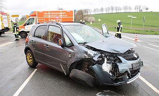 Der Suzuki wurde beim Zusammenprall stark beschädigt. - Polizei Minden-Lübbecke