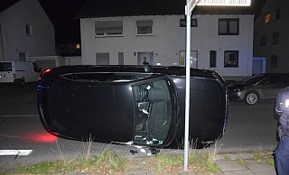 Der Audi des Bielefelders prallte zuerst gegen einen geparkten Wagen und kippte dann auf die Seite. - Polizei Herford
