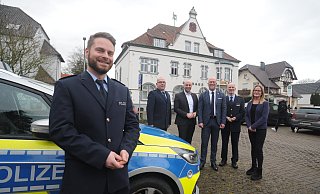 Nils-Hendrik Bückendorf ist neuer Bezirksdienstbeamter der Polizei in Pr. Oldendorf. Für seine neue Aufgabe wünschten ihm auch der Lübbecker Wachleiter Thomas Wiesinger, Landrat Ali Dogan, Bürgermeister Marko Steiner, Polizeidirektor Mathias Schmidt und Ordnungsamtsleiterin Melanie Detering-Vehlber alles Gute. - Joern Spreen-Ledebur