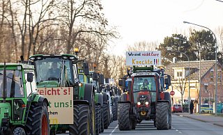 Beim Bauernprotest am 8. Januar fuhren 450 Trecker in einem Konvoi über die B1. Jetzt werden offenbar Landwirte für Straßensperren an Karneval gesucht. - Niklas Tüns