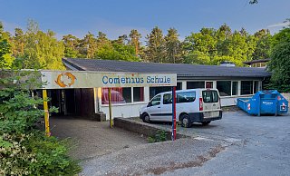 Die Comeniusschule ist sichtbar in die Jahre gekommen. Nach der erneuten Zwischennutzung, diesmal als Grundschule, soll sie abgerissen und durch Wohnhäuser ersetzt werden. - Andreas Zobe