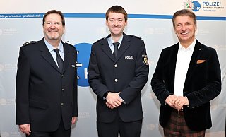 Behördenleiter Landrat Michael Stickeln (rechts) und Polizeidirektor Christian Brenski (links) begrüßen Polizeirat Sven Harrsen in Höxter. - Kreispolizeibehörde Höxter