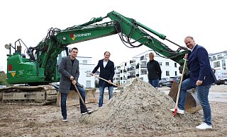 Der Bagger steht bereit, Robert Mainka (S2 Immobilien- und Projektentwicklung, von links), Kay Sandmann-Puzberg, Desiree Klein-Avink (beide Wortmann Family Office) und Thomas Schröder (Wortmann Immobilien Projekt) freuen sich darauf, dass es an den Werreterrassen mit den nächsten Wohnungen weitergeht. - Alexandra Schaller