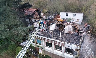 Das Dach ist weg. Per Drehleiter löscht die Feuerwehr zum zweiten Mal am ehemaligen Berghotel Waldfrieden. - Thomas Kube