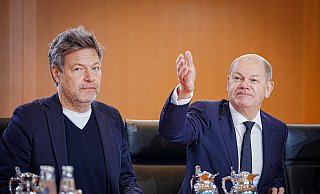 Wirtschaftsminister Robert Habeck (Grüne, l.) und Bundeskanzler Olaf Scholz (SPD) bei einer Kabinettssitzung: Vor allem die Abstimmung der Ministerien untereinander stellt nach Ansicht von Experten ein Problem in Deutschland dar. - Kay Nietfeld