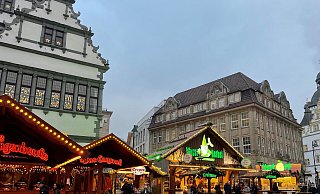 Auf dem Paderborner Weihnachtsmarkt muss niemand hungrig nach Hause gehen. - Lea Sasse