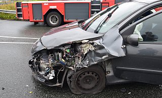 Die Fahrerin des Fiat wurde schwer verletzt. Auch die Beifahrerin des Peugeot, musste ins Krankenhaus gebracht werden. - Polizei Herford