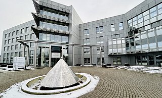 Der angeschlagene Haller Modehersteller Gerry Weber hat zum 1. Januar 2024 seine Firmenzentrale in Halle, die benachbarte Gerry-Weber-Kita „Kids World" sowie sämtliche Hallen und Parkplatzflächen an Ekol Invest aus Stuttgart verkauft. - Nicole Donath