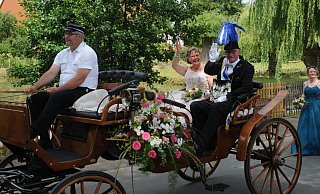 Das Königspaar Jürgen Lange und Gudrun Petry in einer majestätischen Kutsche. - Hubert Rösel