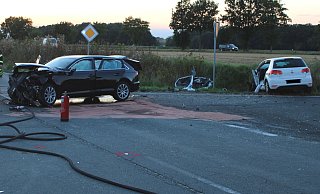 Sowohl der schwarze Audi der 24-jährigen Frau, als auch der weiße Golf des 19-jährigen Niedersachsen sind bei dem Unfall schwer beschädigt worden. - Polizei Minden-Lübbecke