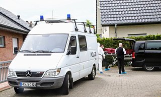 Nach der Bluttat in dem Wohnhaus bringen Bestatter den Leichnam der Toten zur Obduktion. Rechtsmediziner zählen später 36 Messerstiche- und -schnitte.  - Charlotte Mahncke