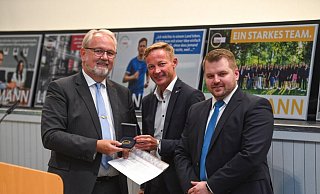 Der langjährige Vorsitzende Bernd Schulze-Waltrup (l.) und sein Nachfolger André Springer (r.) mit dem CDU-Landtagsabgeordneten Daniel Sieveke. - CDU