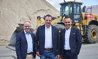 Alfred Winkelmann (v.l.), Leiter der Sparte Entsorgung der Hagedorn Unternehmensgruppe, Mirco Illian, Inhaber und Geschäftsführer der IK Umwelt und Thomas Hagedorn, geschäftsführender Gesellschafter der Hagedorn Unternehmensgruppe. - Hagedorn