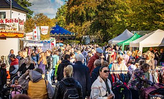 Auch am Sonntagvormittag ist der Andrang beim Bielefelder Stiftsmarkt in Schildesche groß. - Mueller