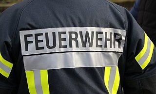 Unter anderem wurde ein Auto durch die Flammen schwer beschädigt. - Pixabay